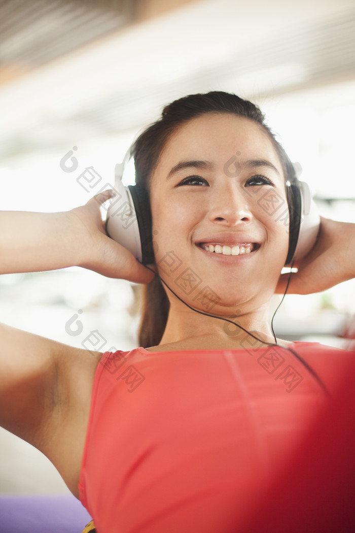 美女女人成熟的听音乐耳机健身锻炼运动减肥