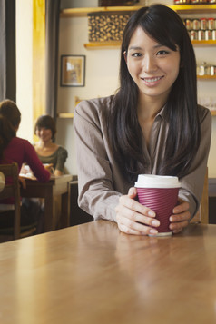 女人喝咖啡成熟的长头发的衬衫休闲的微笑的