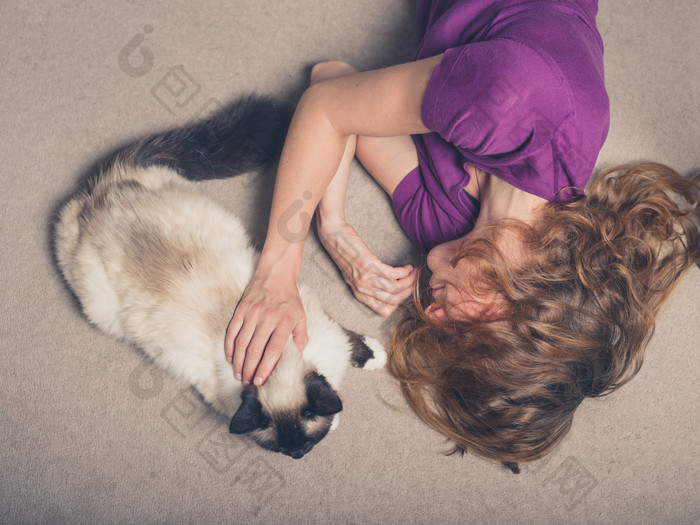 长发女孩和宠物猫