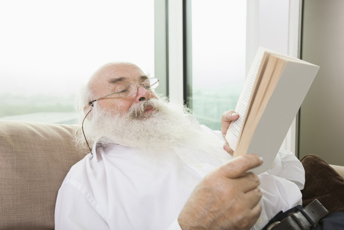 灰色调在看书的老人摄影图