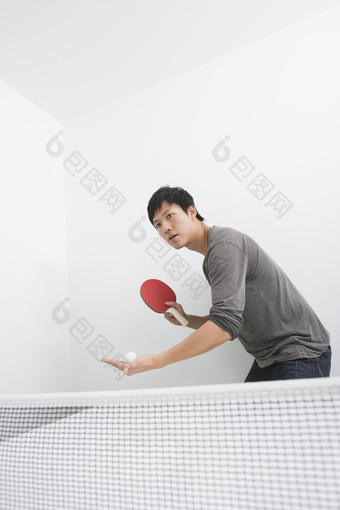 灰色调打乒乓球的男士摄影图