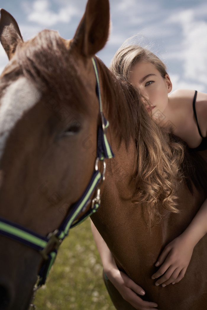 深色马背上的女孩摄影图