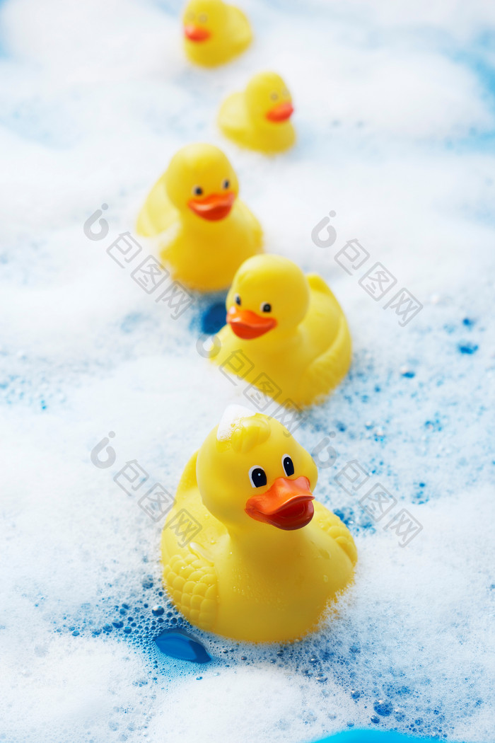 浴缸泡沫上的小黄鸭