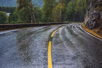 <strong>山间</strong>潮湿的公路素材