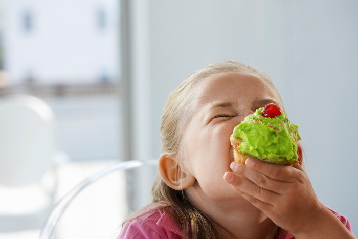 吃绿色蛋糕的小女孩