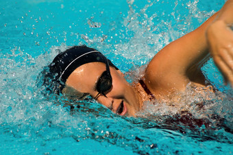 蓝色调游泳比赛中的人摄影图