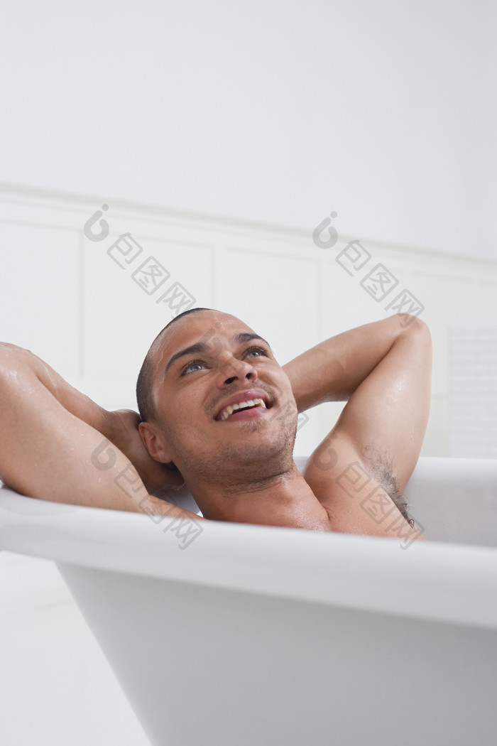 简约风在泡澡的男人摄影图