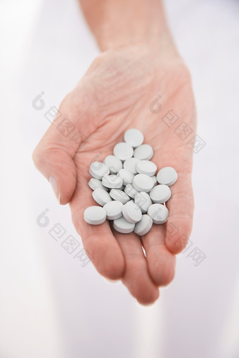 灰色调在吃药的人摄影图