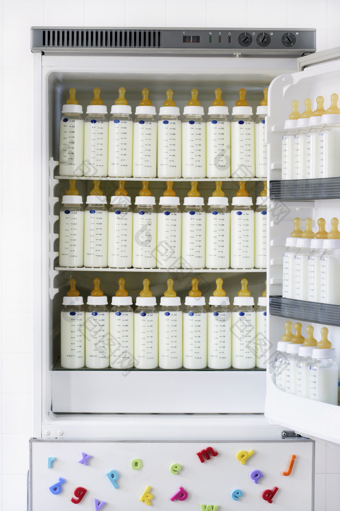 暗色调冰箱中的牛奶摄影图