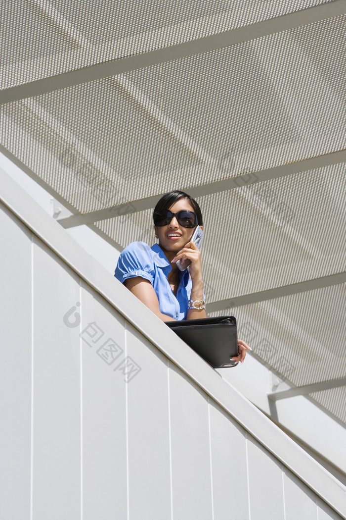 阳台戴墨镜打电话的女人