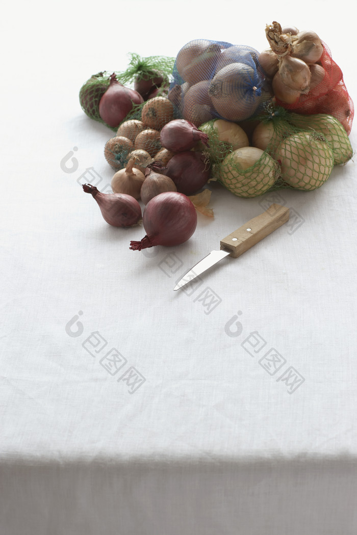 桌子上的洋葱和刀子