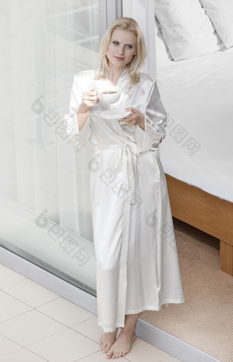 灰色调喝茶的女士摄影图