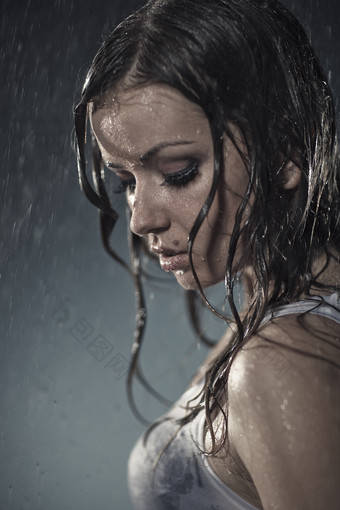 下雨阵雨雨水女子