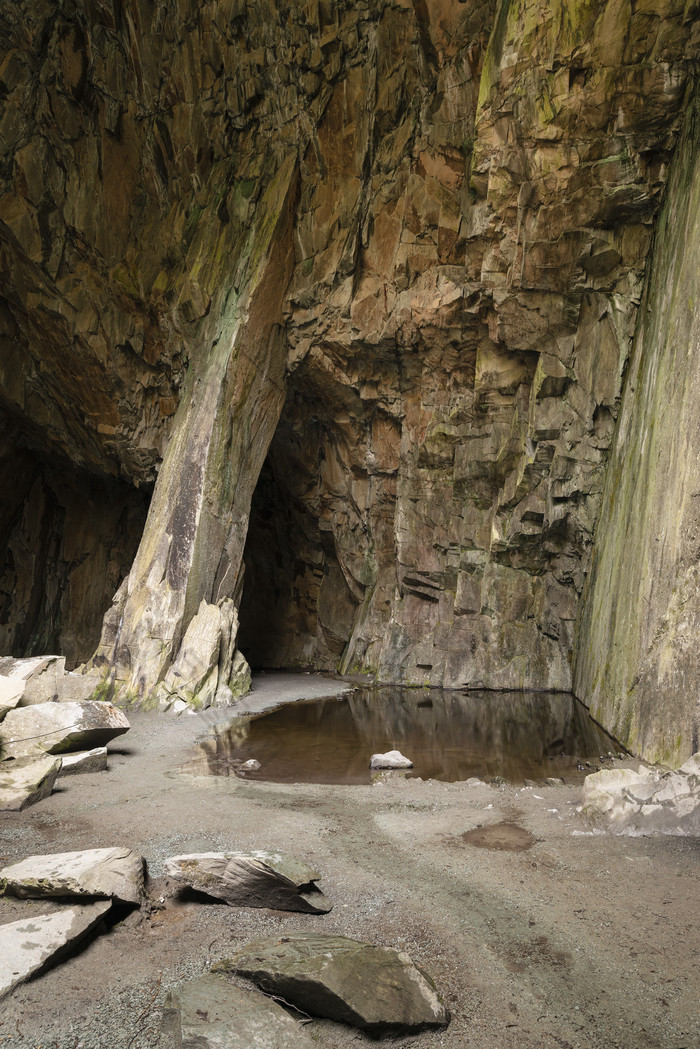 山洞里的石头和水坑