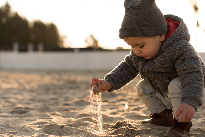 小男宝玩沙子摄影图