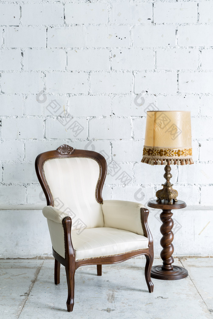白色椅子和台灯灯饰