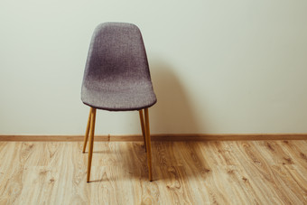 木制地板上的一把椅子