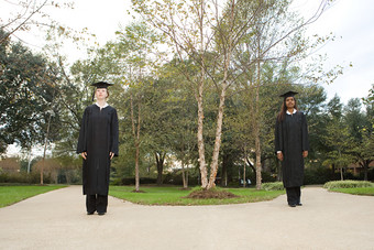 暗色调毕业的学生摄影图