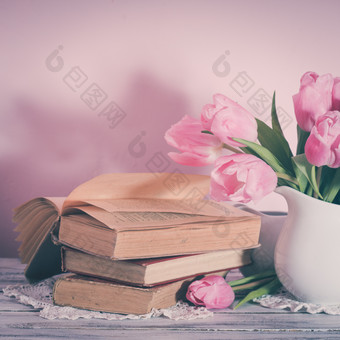 书本花瓶里的粉色郁金香