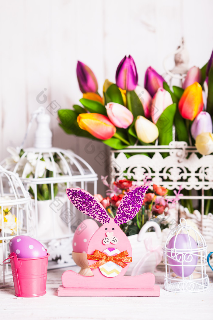 粉色兔子装饰品和花朵