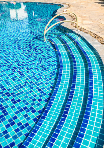 蓝色调清澈的游泳池摄影图