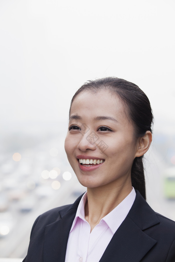 微笑的职业装女性图片