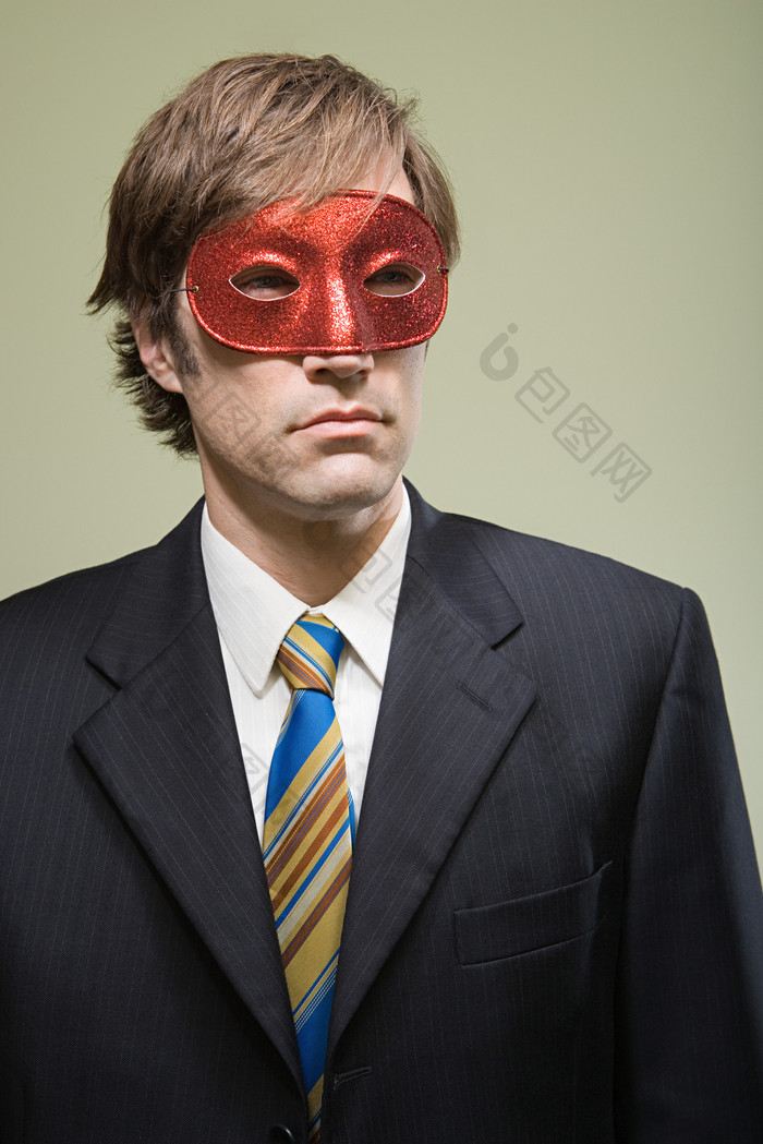 商务男士戴红色面具