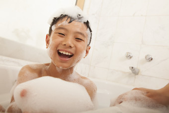 小男孩泡澡<strong>浴缸</strong>泡泡洗澡妈妈家人微笑摄影图