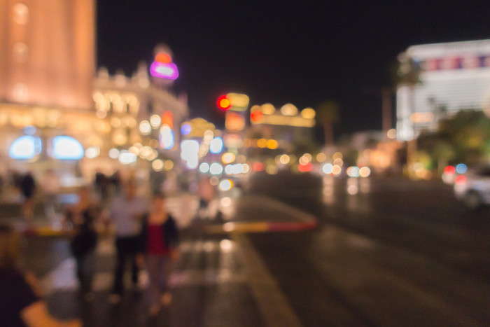 街道夜晚城市模糊的灯火阑珊繁华的行人摄影
