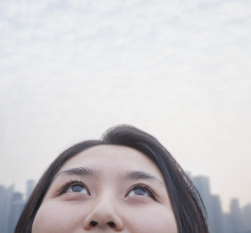 女子女孩抬头仰望天空眼睛开心局部特写肖像