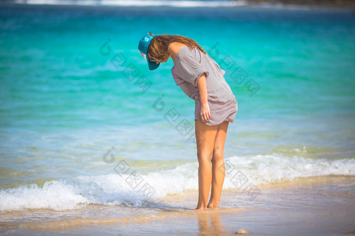 戴帽子女人海边沙滩度假旅游风景素材摄影
