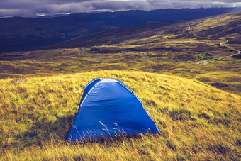 清新山坡上的帐篷摄影图