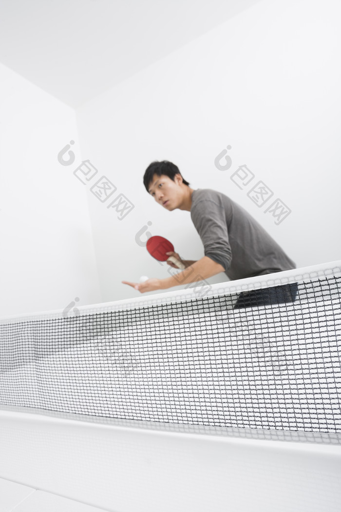 简约风格打乒乓球的男士摄影图