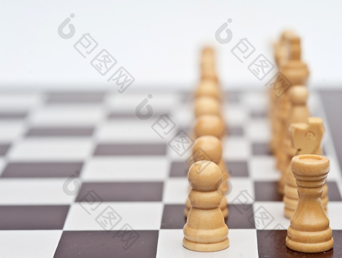 深色调一侧的棋子摄影图