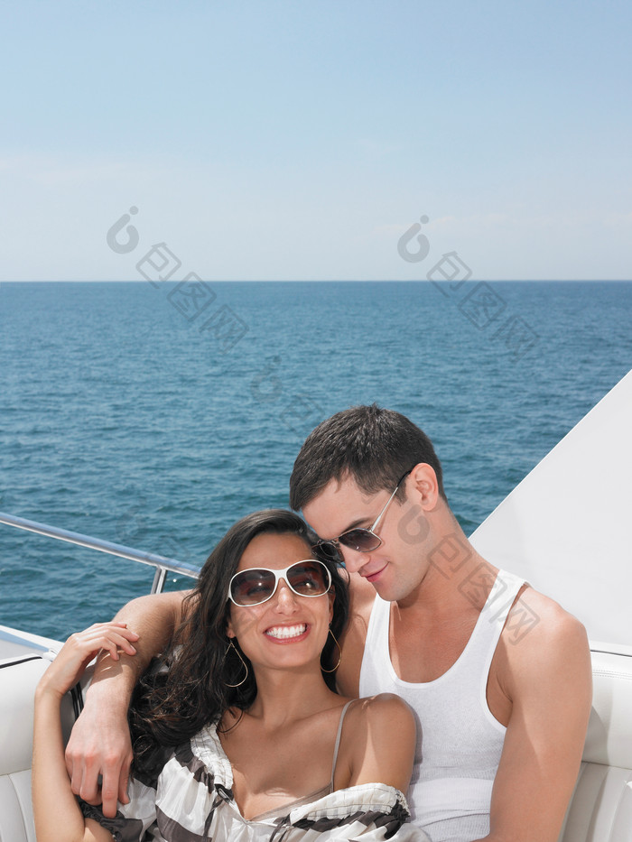 蓝色在船上的情侣摄影图
