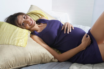 深色调在躺着的孕妇摄影图