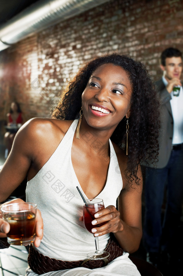 暗色调喝酒的黑人女孩摄影图