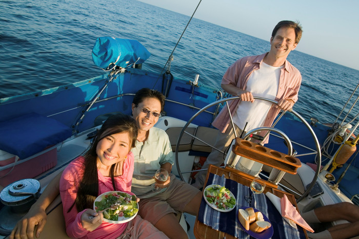 蓝色调在船上吃饭摄影图