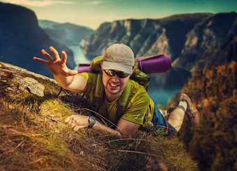 登山遇到危险的男人