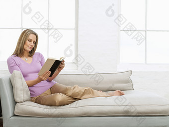 沙发看书<strong>休息</strong>的女人