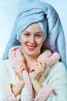 女人穿着毛茸茸的浴袍