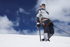 攀爬雪山登山男人