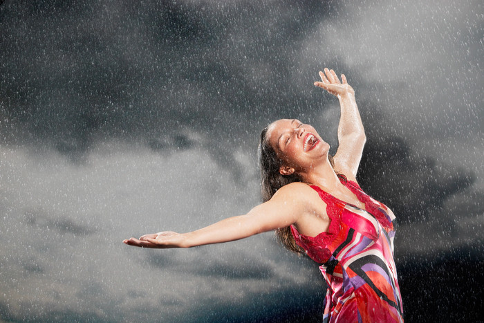 雨天唱歌的女人摄影图