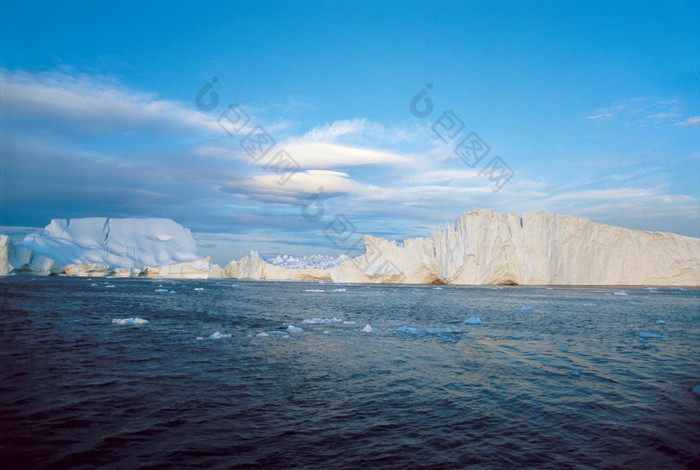 蓝色调海面冰川摄影图