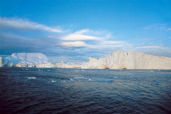 蓝色调海面冰川摄影图