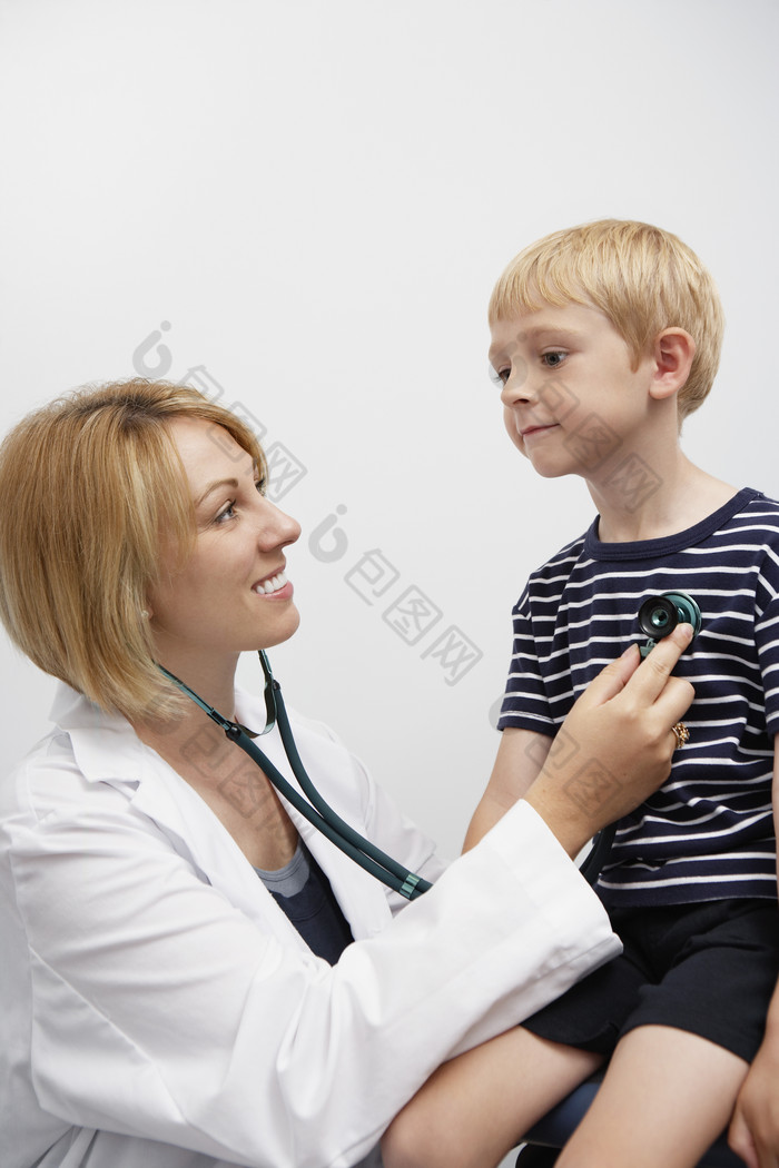 听诊器诊断生病儿童