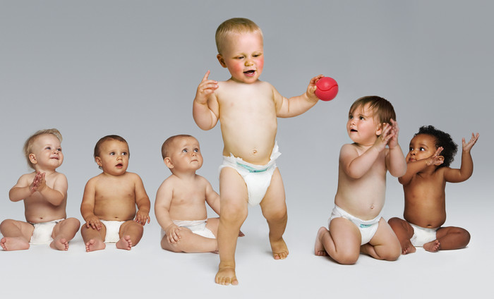玩耍的一群婴儿摄影图