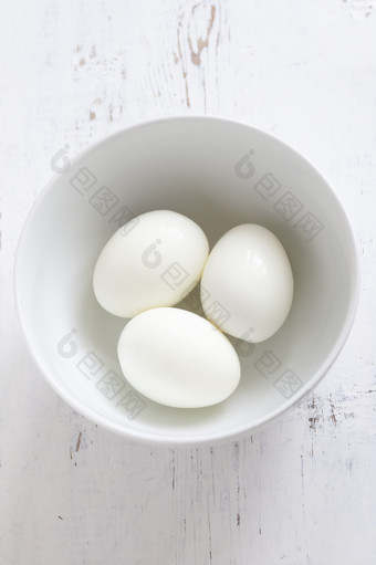 白碗里剥开的煮鸡蛋