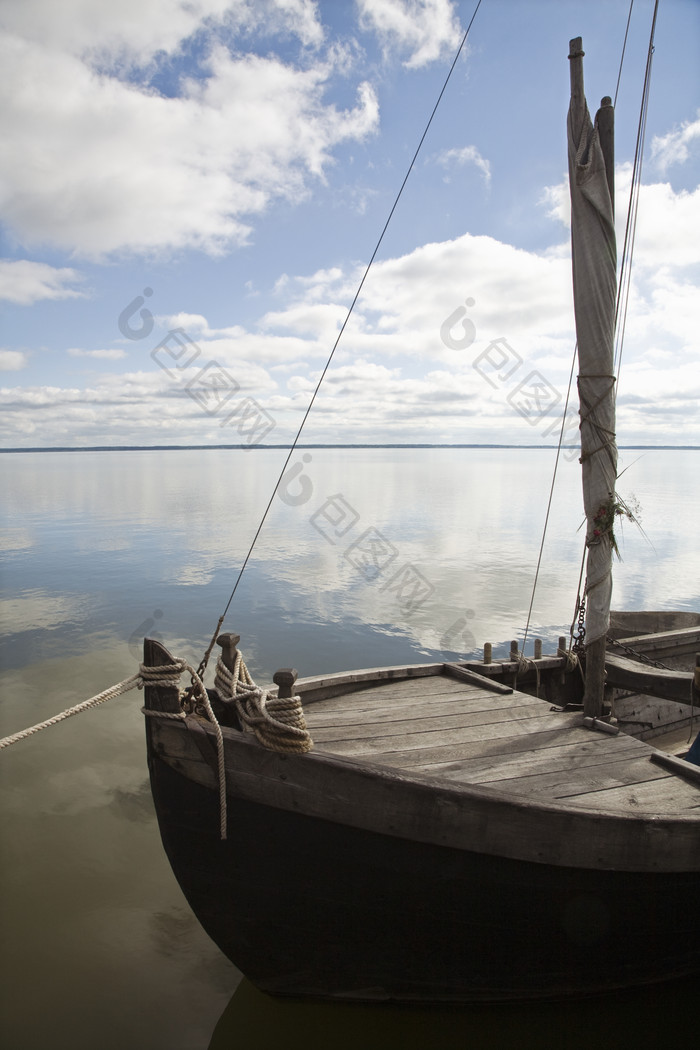 航海的木船帆船摄影图