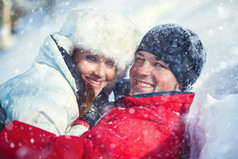 雪地里的男性和女性